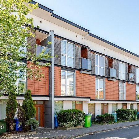 Comfortable 3-Storey House With Free Car Parking Manchester Exterior photo