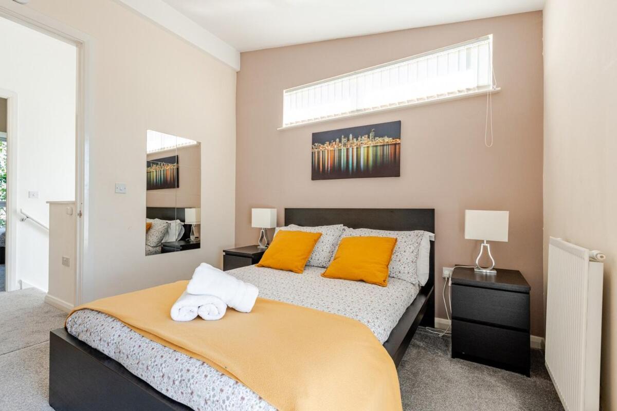 Comfortable 3-Storey House With Free Car Parking Manchester Exterior photo