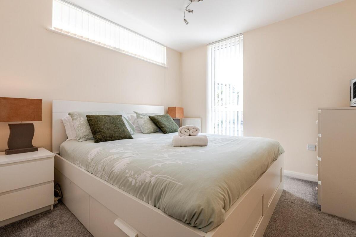 Comfortable 3-Storey House With Free Car Parking Manchester Exterior photo
